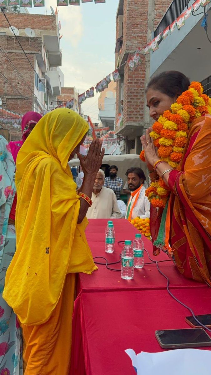 DrArchanaINC's tweet photo. आज मालवीय नगर विधानसभा के वार्ड 82 में कांग्रेस प्रत्याशी श्री महेश चंद यादव (पिंटू) जी के समर्थन में जनसंपर्क किया। क्षेत्रवासियों से मुलाकात कर कांग्रेस के पक्ष में समर्थन एवं मतदान की अपील की। ✋
जन-जन से संवाद, कांग्रेस के साथ।
#MalviyaNagarVidhansabha #Ward82 #JaipurNagarNigamElection