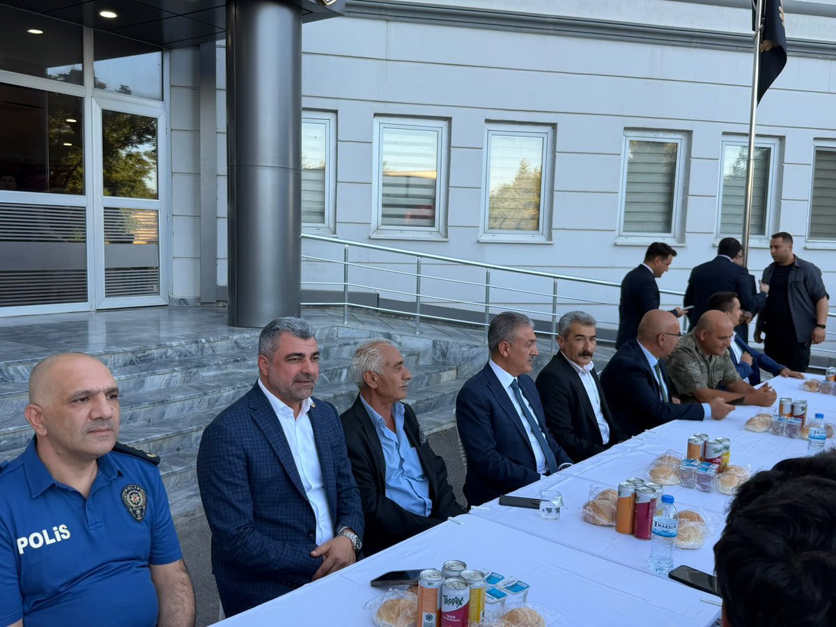 farukkilic47's tweet photo. 📍#Mardin

✅ Vatan uğruna canlarını feda eden kahramanlarımızı unutmadık, unutmayacağız.

✅ Mardin Özel Harekat Şube Müdürümüz Şehit Tufan Kansuva ile kahraman Güvenlik Korucularımız Şehit Abdüllatif Emen ve Şehit Evren Başçı’nın şehadetlerinin sene-i devriyesi münasebetiyle düzenlenen programa katıldık.