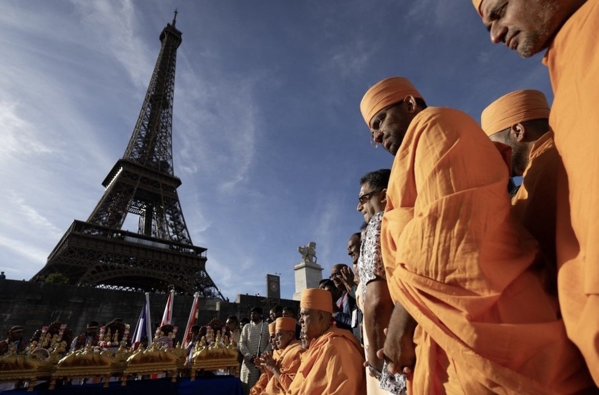 BastionMediaFR's tweet photo. 🔴🇫🇷 𝗙𝗟𝗔𝗦𝗛 𝗜𝗡𝗙𝗢 — Des femmes salariées de la tour Eiffel ont été contraintes de se cacher et de quitter leur poste lors de la visite privée d’une délégation religieuse hindoue.

Certaines femmes ont été mises à l’écart dans des locaux et remplacées par des hommes. Toutes ont reçu l’ordre de ne pas traverser certaines zones pendant la présence de la délégation.

Selon les salariés, la délégation avait demandé que le personnel féminin soit « mis de côté ». Seuls des employés masculins ont accompagné la délégation au 3e étage.

En colère, les salariés dénoncent une « discrimination sexuelle ». La tour Eiffel est restée fermée au public une partie de la journée ce lundi.

(Source : Le Parisien)