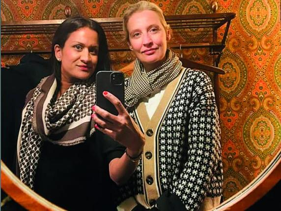francescoproia's tweet photo. Una donna lesbica tedesca è sposata civilmente con una donna proveniente dallo Sri Lanka. Le due hanno due figli, che in realtà sono figli biologici solo di una, ottenuti grazie all'inseminazione artificiale ottenuta da diversi donatori anonimi di sperma.
Tra l'altro la coppia vive in Svizzera per motivi fiscali.

Fin qui uno come Vannacci si strapperebbe i capelli, gridando allo scandalo e ribadendo che la famiglia tradizionale è solo quella naturale, invocando la sacralità dei sacramenti cristiani. Nel suo programma, tra l'altro, c'è l'abolizione delle unioni civili. Per non parlare delle agevolazioni fiscali di chi vive in Svizzera: orrore e puzza di radical chic a 100 km!!!

Ma se quella donna è Alice Weidel, presidente di Afd, allora per Vannacci va tutto bene.
Tra l'altro la Weidel, quando qualcuno di Afd gli ha chiesto spiegazioni sulle sue "discutibili" scelte di vita, ha liquidato la questione spiegando che le scelte programmatiche del suo partito non devono interferire con la sua sfera privata, e ha dichiarato «Io vivo qualcos'altro».
Un po' come Vannacci, grande sostenitore dei "tratti somatici" italiani e della bianchezza della pelle, che affondano le radici in millenni di storia, e poi lui è sposato con una rumena.

Lo capite da soli che questa gente vi sta prendendo per il culo, vero?