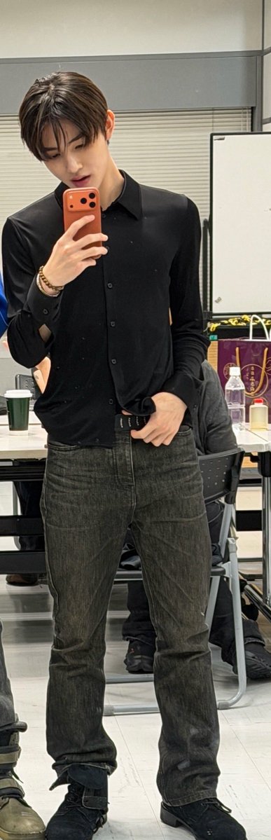 strwberrienrich's tweet photo. — #SEONGHYEON IN A BLACK SHIRT https://t.co/5gKXxSbdha