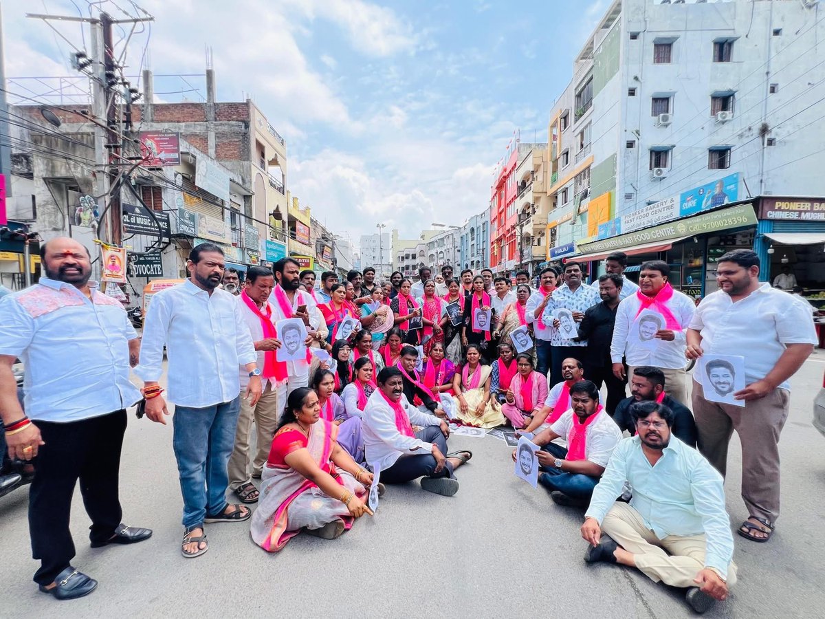 KandiShailaja's tweet photo. ఈ రోజు అసెంబ్లీ బయట బీఆర్‌ఎస్ ఎమ్మెల్యేలపై జరిగిన దాడిని తీవ్రంగా ఖండిస్తూ, సీతాఫల్మండి చౌరస్తాలో రాస్తారోకో నిర్వహించడం జరిగింది.
ఈ నిరసన కార్యక్రమంలో మాజీ కార్పొరేటర్లు హేమ గారు, సునీత గారితో పాటు బీఆర్‌ఎస్ పార్టీ నాయకులు, కార్యకర్తలు పాల్గొన్నారు. https://t.co/2yfNJhlp9v
