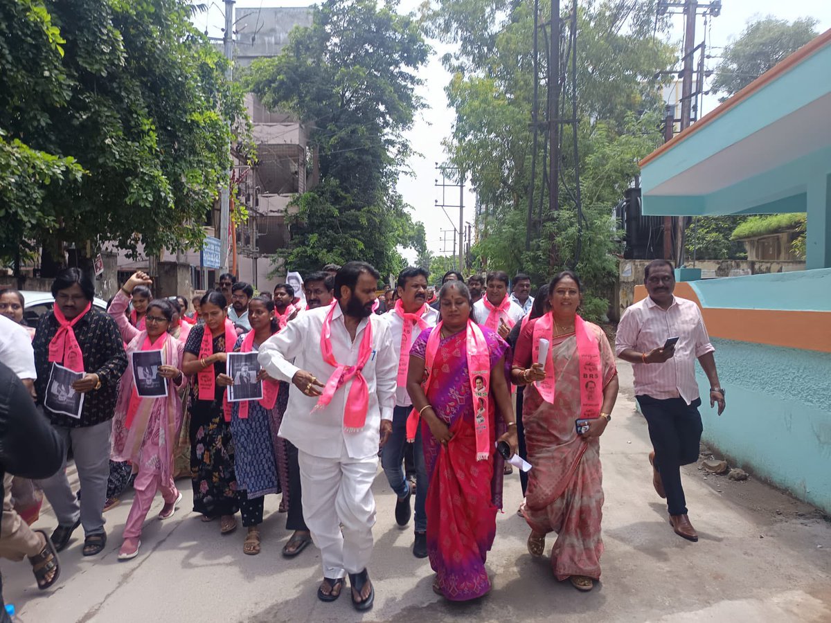 KandiShailaja's tweet photo. ఈ రోజు అసెంబ్లీ బయట బీఆర్‌ఎస్ ఎమ్మెల్యేలపై జరిగిన దాడిని తీవ్రంగా ఖండిస్తూ, సీతాఫల్మండి చౌరస్తాలో రాస్తారోకో నిర్వహించడం జరిగింది.
ఈ నిరసన కార్యక్రమంలో మాజీ కార్పొరేటర్లు హేమ గారు, సునీత గారితో పాటు బీఆర్‌ఎస్ పార్టీ నాయకులు, కార్యకర్తలు పాల్గొన్నారు. https://t.co/2yfNJhlp9v