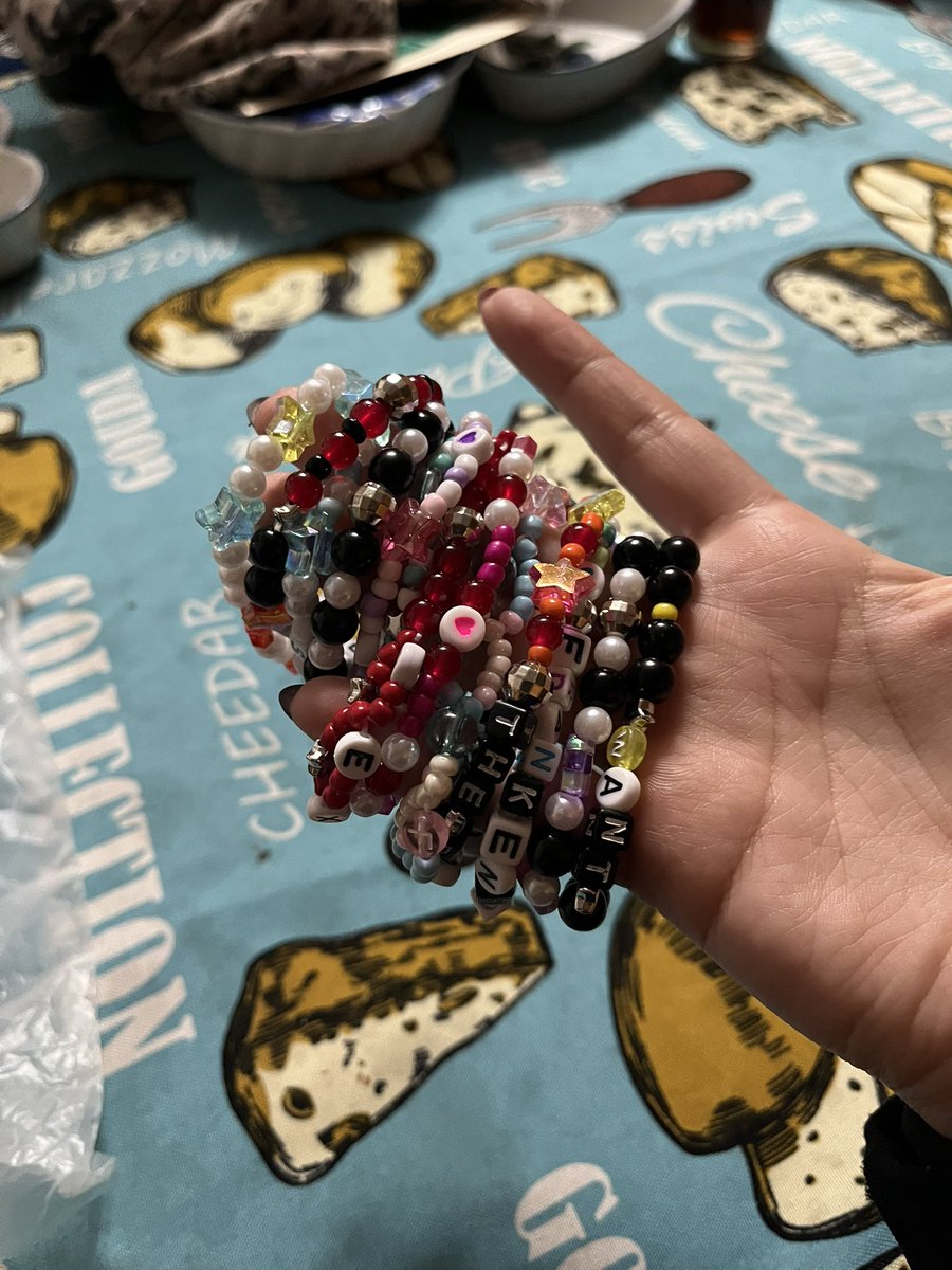 minttinav's tweet photo. Con la Cami el sábado haciendo freebies para el liminal tour y no teníamos ni la entrada JSJDJDK manifestamos✨ https://t.co/Ifh3571lgn