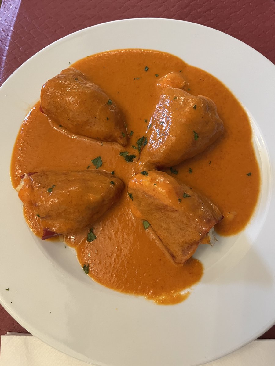 GourmetyM's tweet photo. Kepa Rojo, un donostiarra con orígenes maternos abulenses, es el alma mater de Gure Ametsa en #Cebreros (Ávila). En sus fogones, Rojo lleva más de tres lustros ofreciendo un recetario tradicional vasco. Una visita obligada. #restaurantes #cocinavasca #Ávila https://t.co/qMM8jtyp4d