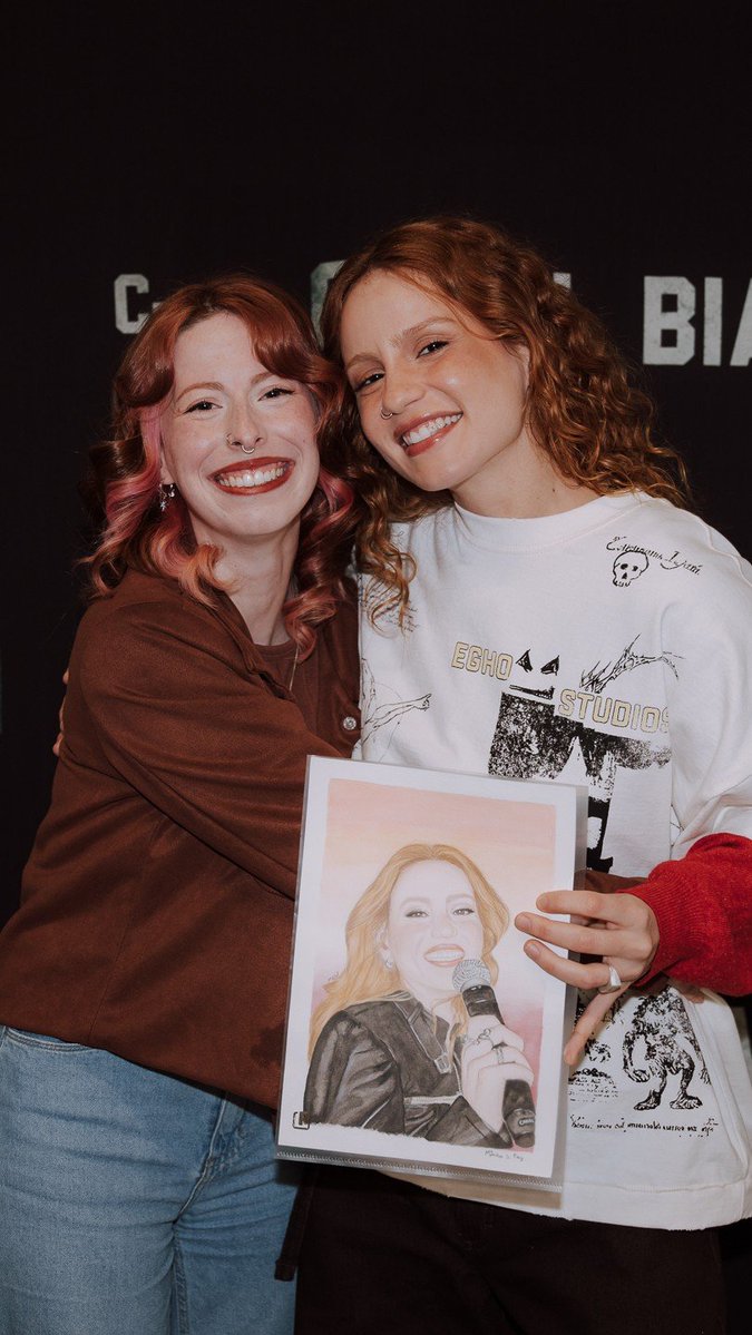 mooilustra's tweet photo. @carolbiazin você me dá coragem ❤️

Consegui entregar minha pintura, e eu não podia estar + feliz, sabendo que agora ela tem um pedacinho do meu sonho de viver de arte em suas mãos ❤️ Sonho esse, que mesmo ela não sabendo, esteve ali me fazendo acreditar em mim com suas músicas. https://t.co/UibtKB4vud