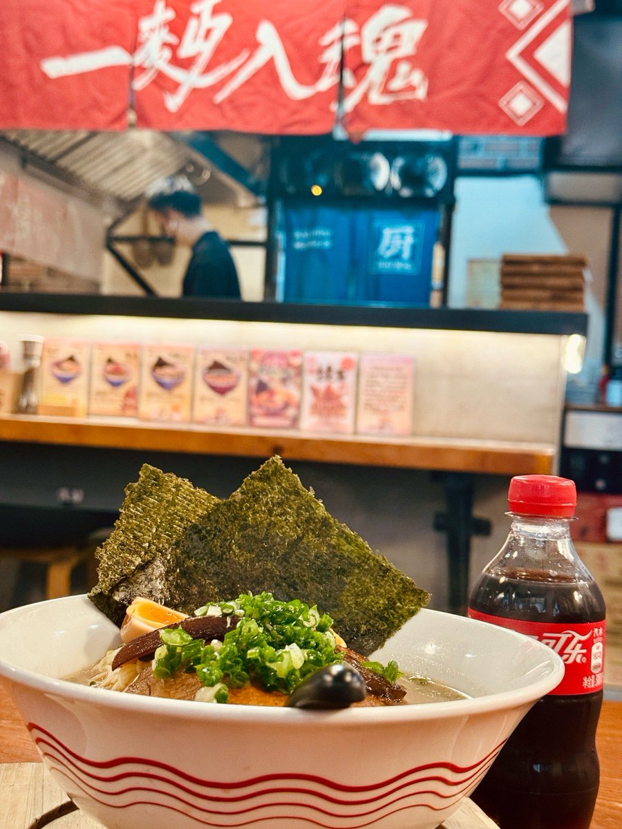 BuseKilicevf4's tweet photo. Late-night cravings hit right. Warm bowl of tonkotsu ramen, soft steam curling up—only 2 more hours until the diner closes. https://t.co/6SyGqn55CX