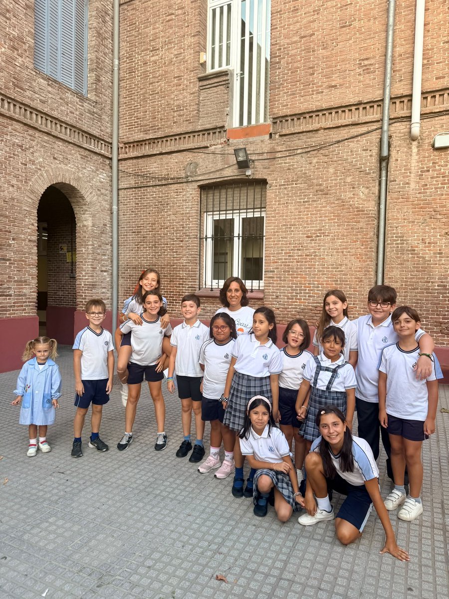 ColeMarillac's tweet photo. Desde antes de las nueve de la mañana, algunos ya hacían fila a las puertas del colegio, con los nervios y la ilusión de volver a entrar y reencontrarse con sus compañeros y profesores.
¡Bienvenidos al curso 2026-2027!
#colegiosHHCC #EducaciónVicenciana https://t.co/5W3iShjgwI