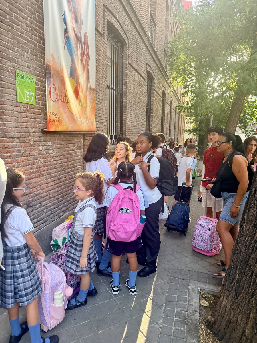 ColeMarillac's tweet photo. Desde antes de las nueve de la mañana, algunos ya hacían fila a las puertas del colegio, con los nervios y la ilusión de volver a entrar y reencontrarse con sus compañeros y profesores.
¡Bienvenidos al curso 2026-2027!
#colegiosHHCC #EducaciónVicenciana https://t.co/5W3iShjgwI