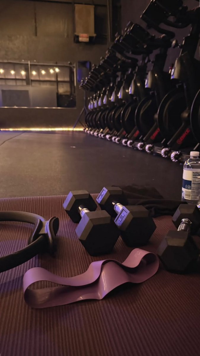 RoniCampuscat's tweet photo. The narcissism of this man is hilarious. Reminds of banana republic dictator behaviors https://t.co/iuPXLoTzOy