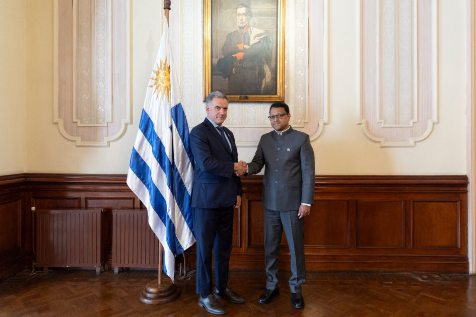 compresidencia's tweet photo. 🇮🇳 Primera embajada de India en Uruguay: Presidente Orsi recibió cartas credenciales.

 📜 Binoy George, representante diplomático de la República de India en Uruguay, entregó las cartas credenciales al presidente de la República, Yamandú Orsi este lunes 7 de setiembre.

 💬 “Es absolutamente histórico, porque tenemos al primer embajador de India en la historia de las relaciones entre ambos países”, destacó el ministro de Relaciones Exteriores, Mario Lubetkin.

🔗 https://t.co/mf4Pyr9wdh