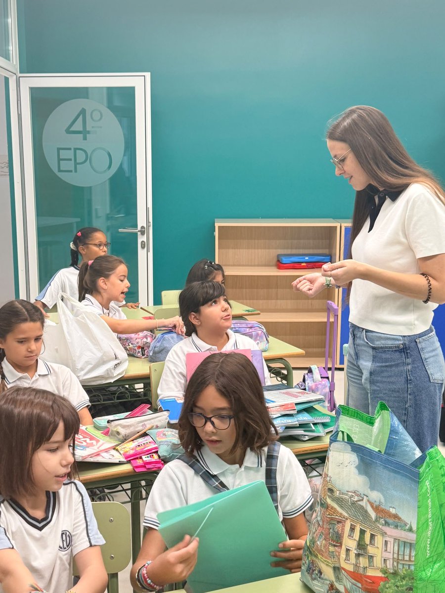ColeMarillac's tweet photo. Desde antes de las nueve de la mañana, algunos ya hacían fila a las puertas del colegio, con los nervios y la ilusión de volver a entrar y reencontrarse con sus compañeros y profesores.
¡Bienvenidos al curso 2026-2027!
#colegiosHHCC #EducaciónVicenciana https://t.co/5W3iShjgwI
