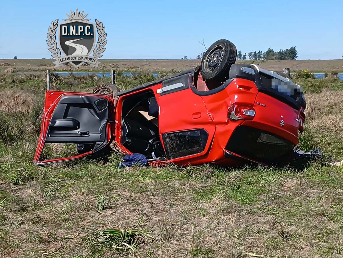 emekavoces's tweet photo. 🔴🚧 #ARTIGAS Una mujer murió tras despistar y volcar un automóvil en Ruta 30

El siniestro ocurrió este mediodía a la altura del kilómetro 65 de la Ruta 30, en el departamento de Artigas. Otras dos mujeres que viajaban en el vehículo resultaron lesionadas.

Un siniestro de tránsito fatal se registró este lunes 7 de septiembre, sobre las 12:35, en el kilómetro 65 de la Ruta 30, en el departamento de Artigas.

De acuerdo con la información primaria, un automóvil que circulaba de este a oeste, ocupado por tres mujeres mayores de edad, despistó por causas que aún se procuran establecer y posteriormente volcó, quedando el vehículo en posición invertida.

Como consecuencia del impacto, una de las ocupantes falleció en el lugar, mientras que las otras dos mujeres resultaron lesionadas y fueron asistidas.

Personal policial y equipos de emergencia trabajaron en la zona, mientras se realizan las actuaciones correspondientes para determinar las circunstancias en las que se produjo el despiste y posterior vuelco.

Las autoridades continúan recabando información y se aguarda una ampliación oficial con mayores detalles sobre la identidad de la víctima, el estado de salud de las personas lesionadas y las causas del siniestro.