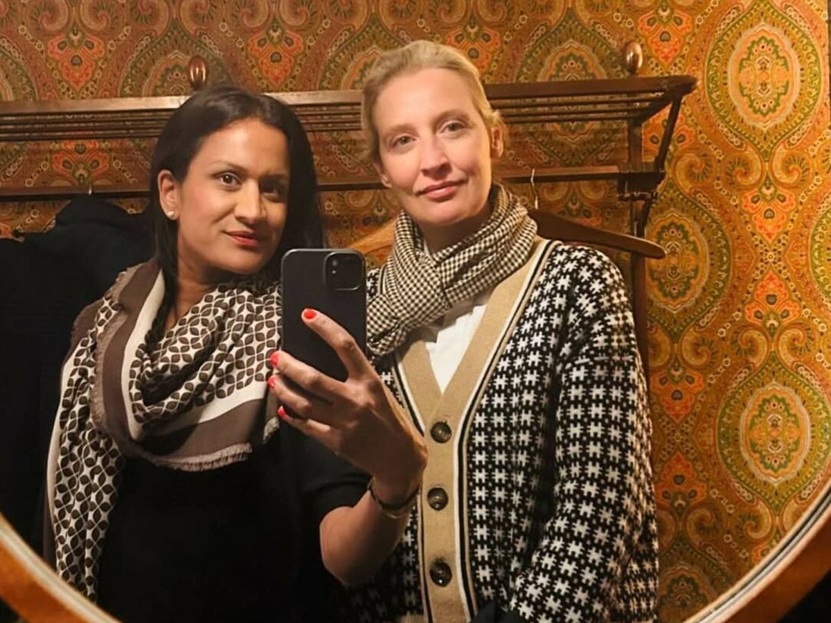 dbruckmann's tweet photo. De leidster van de ‘neonazi-partij’ AfD is Alice Weidel. 47 jaar, openlijk lesbisch en al 15 jaar samen een partner van Indiase afkomst, met wie ze twee dochters heeft. 

Die nazi’s zijn toch ook niet meer wat ze geweest zijn. 🌈 https://t.co/VqSvpM2kIh