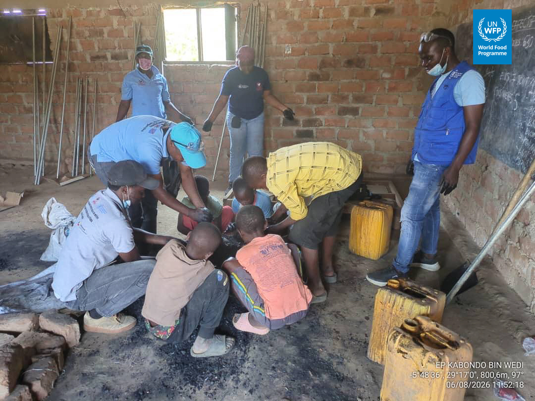 WFPDRC's tweet photo. Back to school in Kalemie, Kabalo &amp; Nyunzu🇨🇩
As students return to the classroom, @WFP &amp; local partners are helping 78 schools continue serving nutritious meals while promoting greener cooking solutions.
🔥8 improved stoves built in schools in Kalemie
🧱675 ecofriendly briquettes https://t.co/0FqlmHjORt