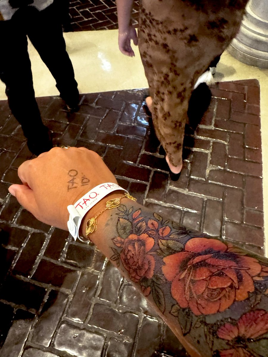 britsalterego's tweet photo. A time was had!
#vegas #LDW https://t.co/A2wqEYqKMK