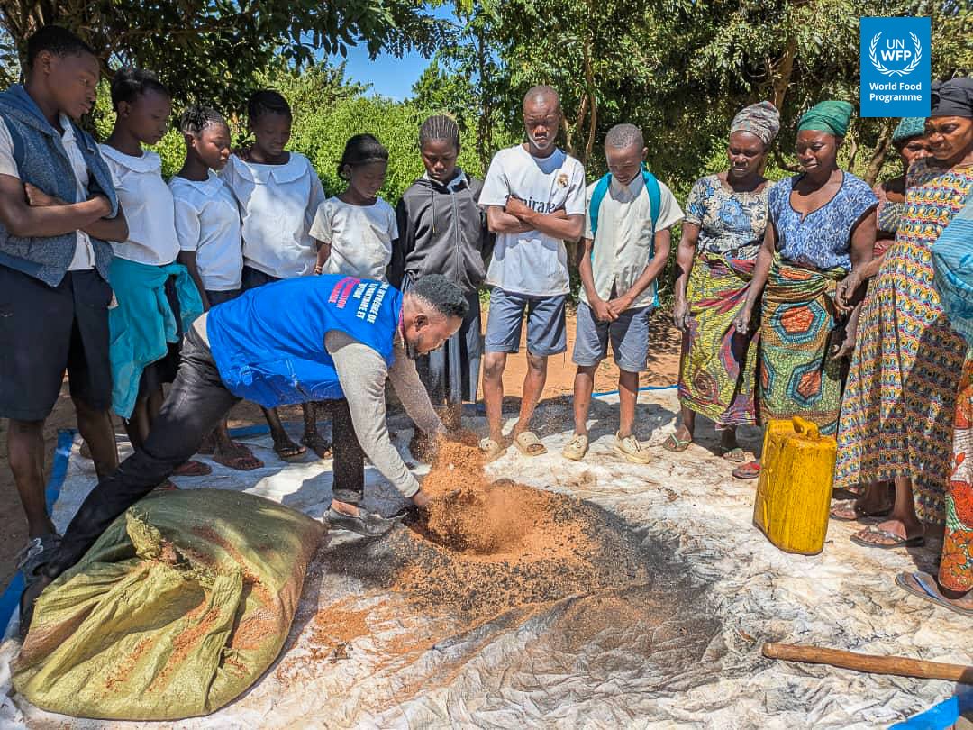 WFPDRC's tweet photo. Back to school in Kalemie, Kabalo &amp; Nyunzu🇨🇩
As students return to the classroom, @WFP &amp; local partners are helping 78 schools continue serving nutritious meals while promoting greener cooking solutions.
🔥8 improved stoves built in schools in Kalemie
🧱675 ecofriendly briquettes https://t.co/0FqlmHjORt