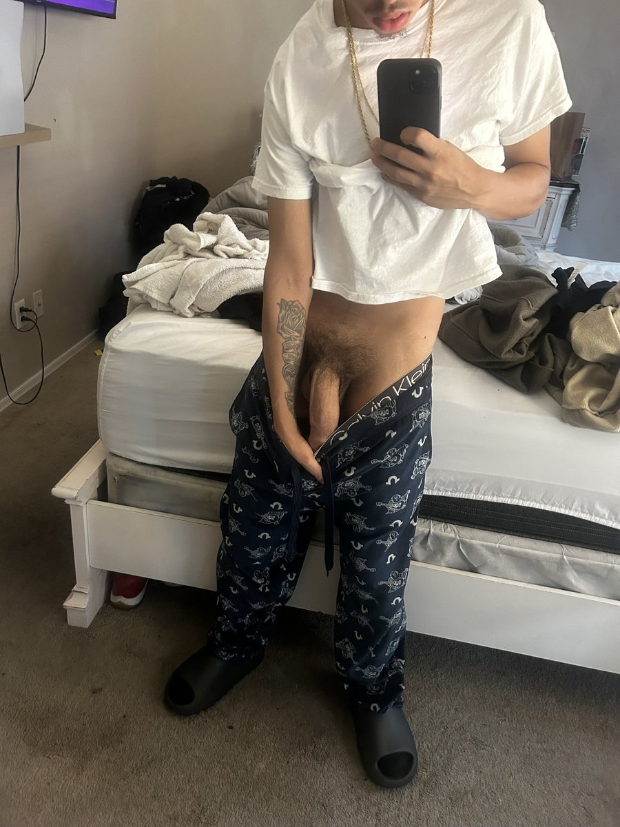 upnextt_jay's tweet photo. Woke up horny asf who gon pull dis big dick out for me 👹🤣 https://t.co/qN11b3BJ5r