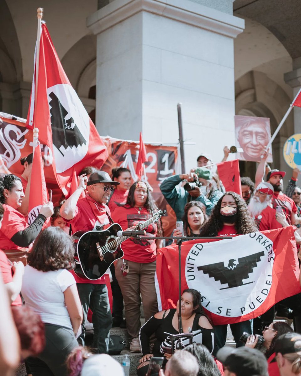 tmorello's tweet photo. “WORKERS OF THE WORLD UNITE! YOU HAVE NOTHING TO LOSE BUT YOUR CHAINS!” #AlsoHappyLaborDay https://t.co/Qxu126uQcT