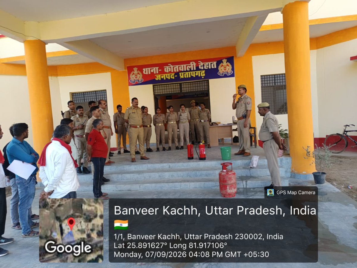 pratapgarhfire's tweet photo. अपर पुलिस महानिदेशक @fireserviceup महोदय के आदेशानुसार, SP @pratapgarhpol महोदय के निर्देशन में पुलिस प्रशिक्षण अभियान के अंतर्गत आज fs सदर यूनिट द्वारा आज थाना कोतवाली देहात पर उपस्थित पुलिस अधि0/कर्मियों को प्राथमिक अग्निशमन सुरक्षा से संबंधित प्रशिक्षण प्रदान किया गया। https://t.co/Mm5Ftp6nA7