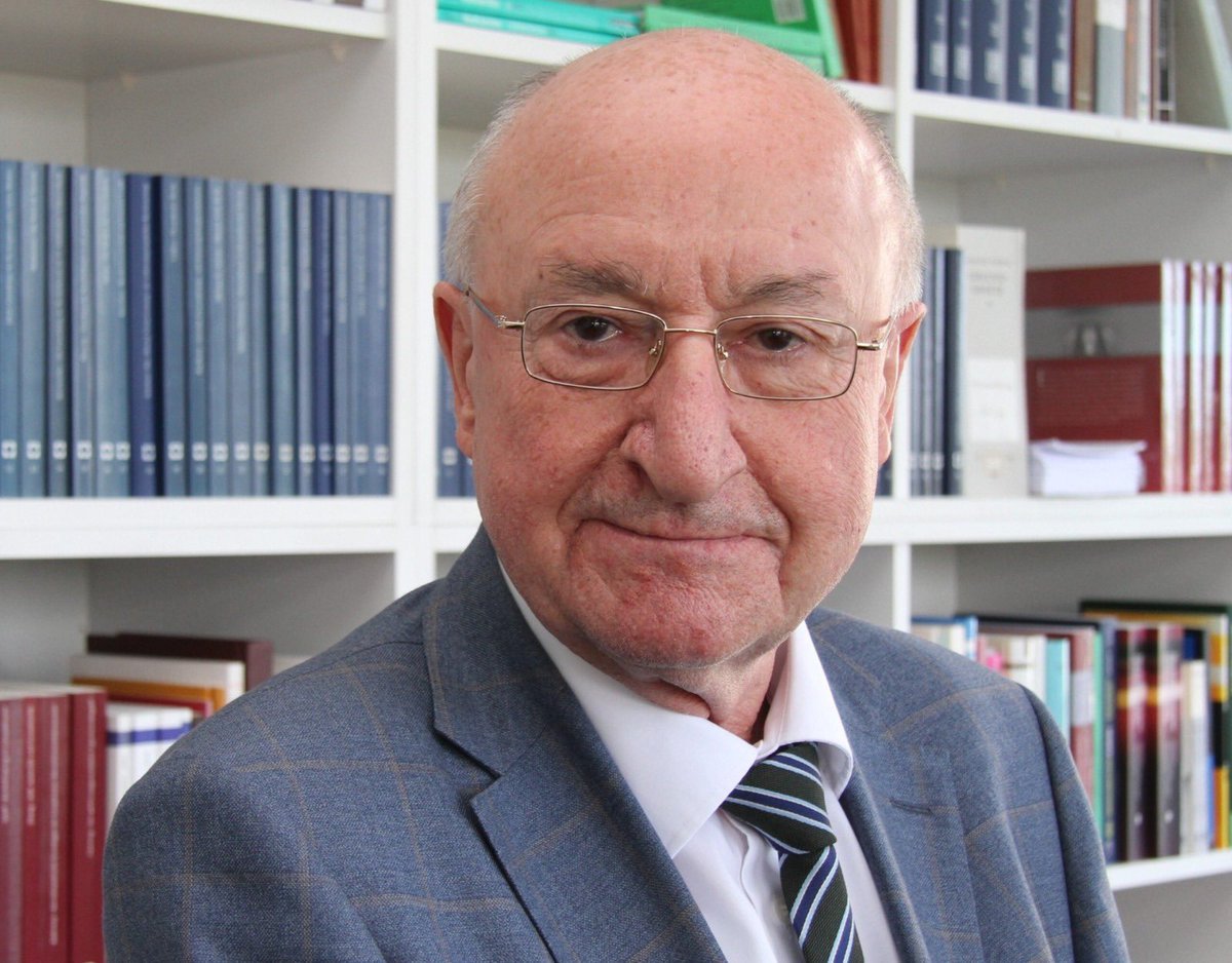Unilibrebog's tweet photo. La Universidad Libre lamenta el fallecimiento del maestro Robert Alexy, uno de los filósofos del derecho más influyentes de nuestro tiempo y Doctor Honoris Causa de nuestra Universidad.

Hoy, la comunidad Unilibrista honra su memoria y expresa sus condolencias a familiares, discípulos y a la comunidad jurídica internacional. El profesor Robert Alexy deja las aulas, pero su pensamiento seguirá presente allí donde el derecho dialogue con la razón, los derechos y la justicia.