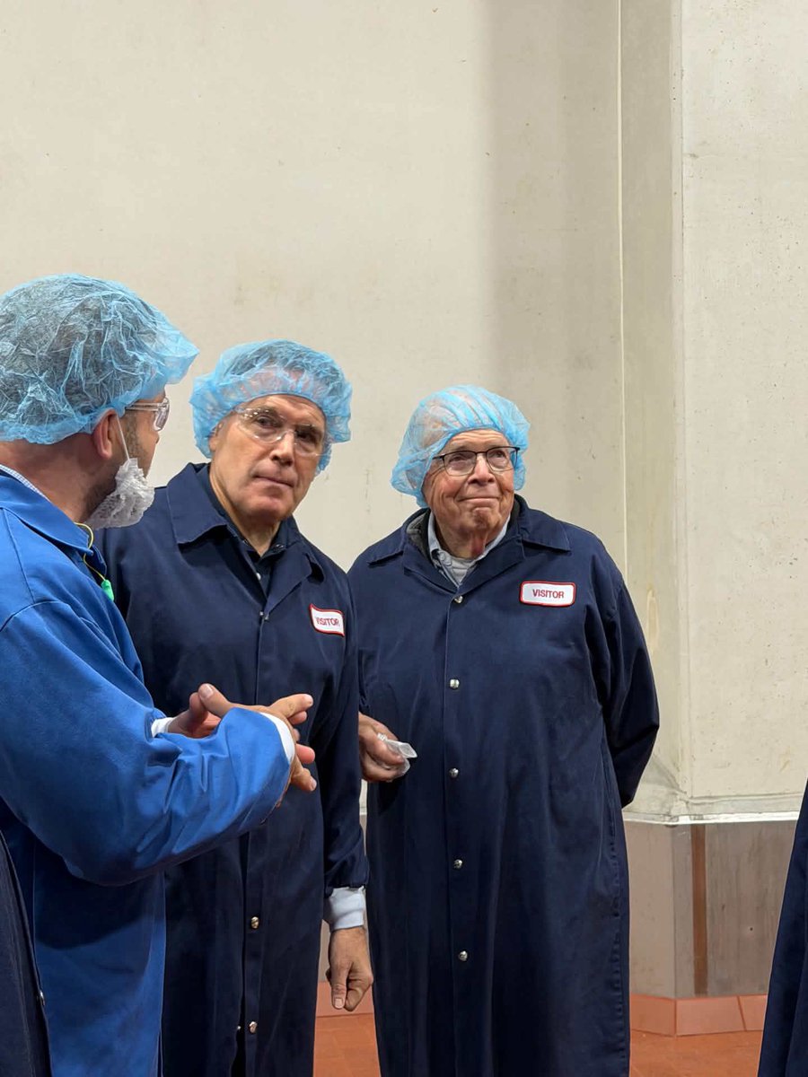 SenMcCormickPA's tweet photo. Pennsylvania agriculture is second to none.

Grateful to tour Bell &amp; Evans with my dad and @SenFettermanPA and see the incredible work they’re doing firsthand. More than 2,000 Pennsylvanians work here, helping feed families and power our Commonwealth’s economy. https://t.co/CzT0cyafjC