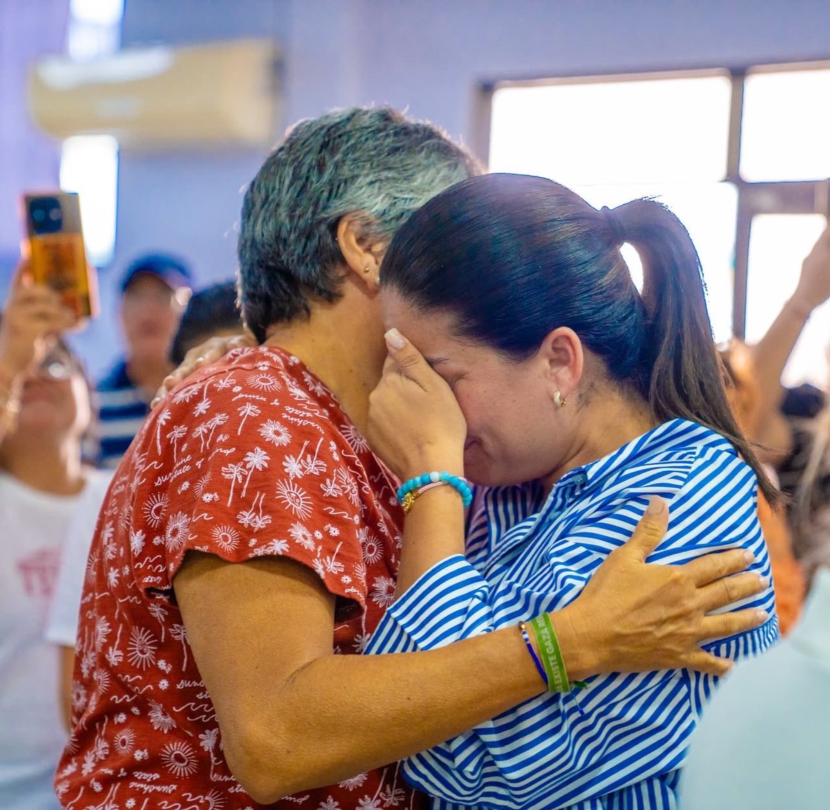 LiutSantiago21's tweet photo. Mónica Luzárraga publica fotos llorando mientras hace campaña electoral. Esto es más patético que ver Fiorella Ycaza comiendo seco en tarrina.

Guayaquileño, votarás pensando. 
No entregues la ciudad de nuevo a la Revolución Ciudadana. 
El cerebro no es adorno. https://t.co/q8Z7XCM569