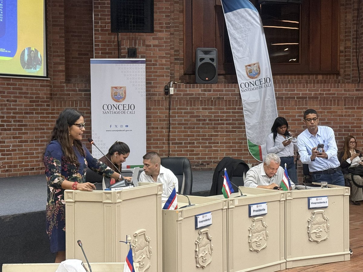 DAGJuridicaCali's tweet photo. 1/4 #AEstaHora 🚨 Nuestra directora Ana Catalina Castro Lozano @anacatacastro presenta ante la Comisión de Presupuesto del @ConcejoCali_ la sustentación del Proyecto de Acuerdo No. 101 de 2026 para modificar el presupuesto del Distrito (sigue 👇). https://t.co/ZdNrYXoE0E https://t.co/JLxmcoUa17