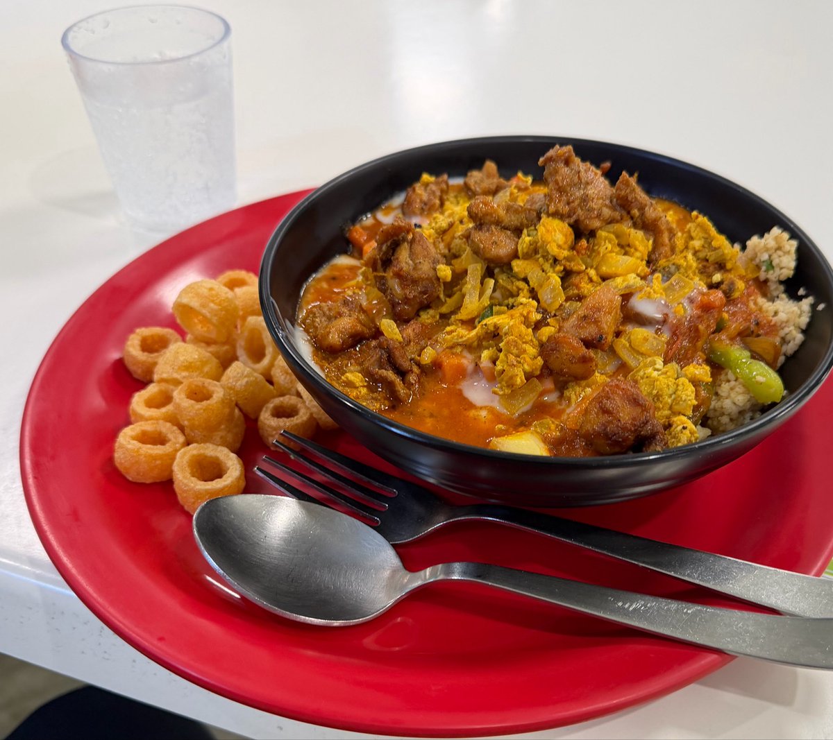 kado127's tweet photo. インド1日目終了。
思ったよりできたことと、出来なかったことがあり複雑。
飯がマジでスパイシー。インド人的にはマイルドとのことですがこっちで言うCoCo壱2〜3辛くらいはあった。
インド人向けはこの3倍辛いらしい… https://t.co/u4lnJOlNWB