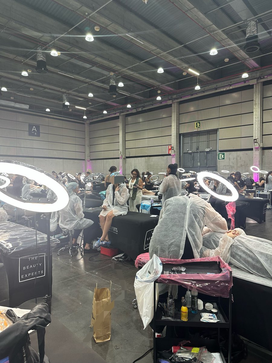 Nanaranja3's tweet photo. 先日バレンシアのアートメイクの大会でリップモデルしてきて、日本チームとして来ていた方に施術してもらったんだけど、その界隈では有名という方々もいて審査員してた😲
麻酔してもらっても唇だからか痛かったけど、血色良くなってるの嬉しいし定着させるために2回目やろうか迷うなー https://t.co/yRQm8pFGs7