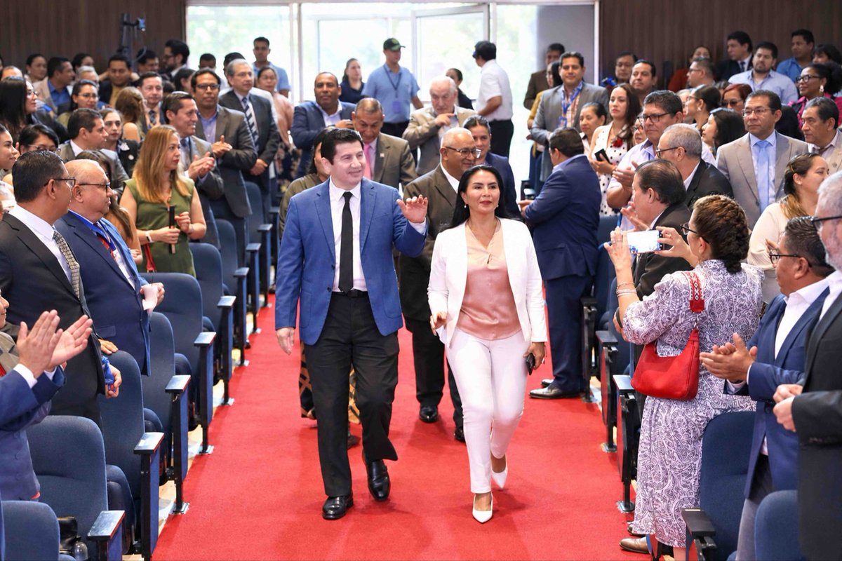 PacoRector's tweet photo. Celebramos con orgullo los 54 años de vida institucional de la Facultad de Ciencias Administrativas.

Paco Morán
#UniversidaddeGuayaquil
#SeguimosMarcandoHistoria https://t.co/vjblvyOjTs