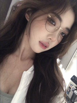 AuuArroyo's tweet photo. 晚上好  

刚拍的形体课照，有人锐评吗？😫 https://t.co/02GMuqYxJ6