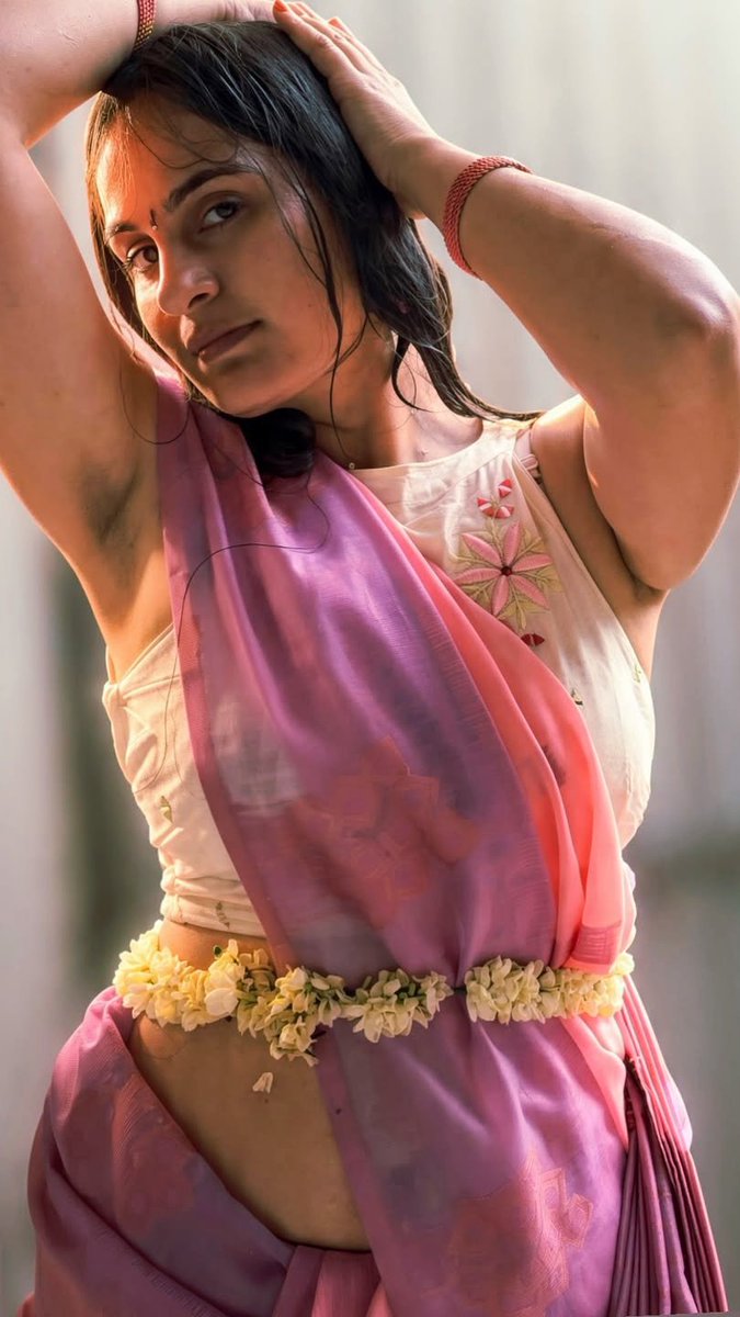 pitsgallery's tweet photo. Traditional with a side of attitude 🌸Saree, jasmine &amp; a little chaos #Armpit #SareeLook #Pits #IndianBeauty https://t.co/TKgX51DjwX