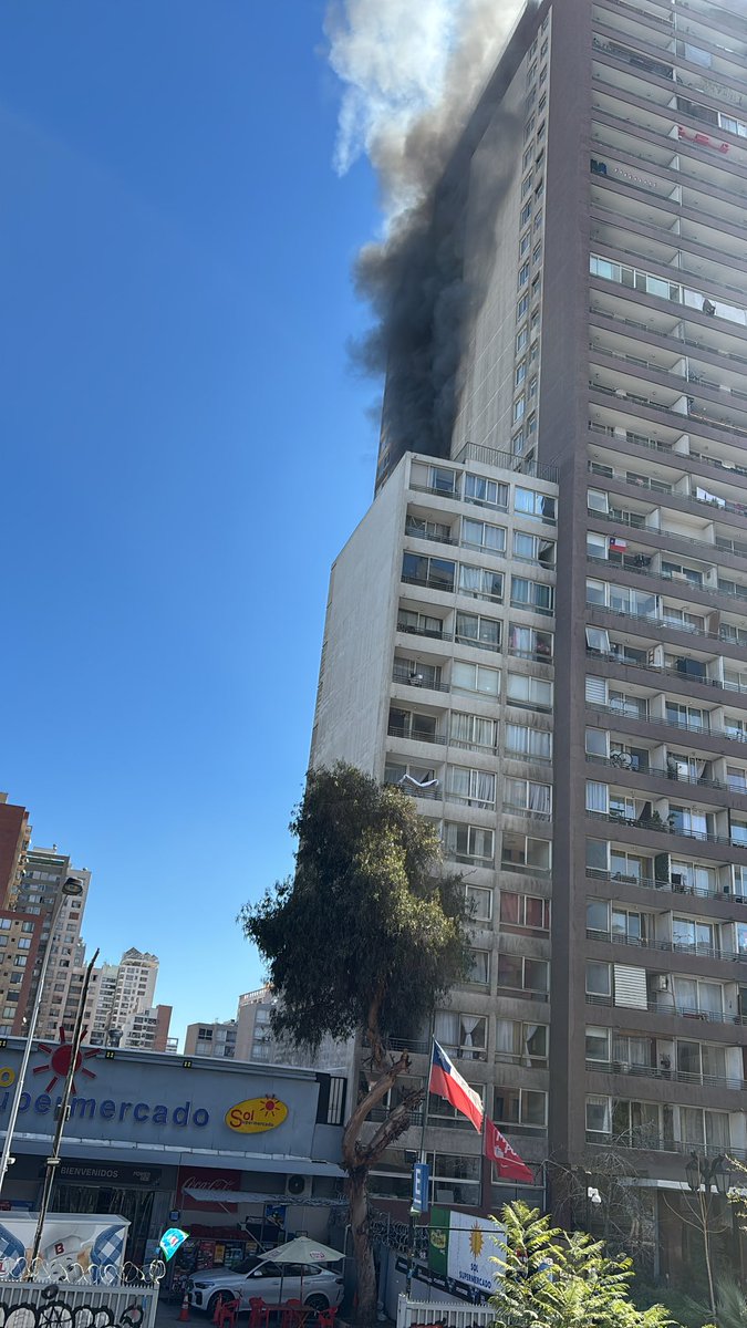 Ursulis's tweet photo. Departamento quemándose en Santa Rosa entre Santa Isabel y Eleuterio Ramírez  #Santiago centro https://t.co/WXs4cf5ehM
