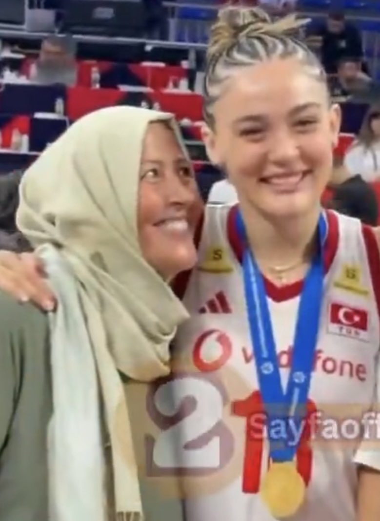 HALlSMKA's tweet photo. İyi bir sporcu olabilirsin,
Ülkenin güzide takımında kaptan olabilirsin,
Ülkenin Milli Takımının değerli bir oyuncusu olabilirsin,
Dünyanın kendi dalında en değerli sporcusu seçilebilirsin,
 Yaptığın spordan milyonlar kazanabilirsin Ama Hiç bir şey seni doğuran ve yetiştiren Anne’nin gözlerindeki şu gururdan daha değerli olamaz.