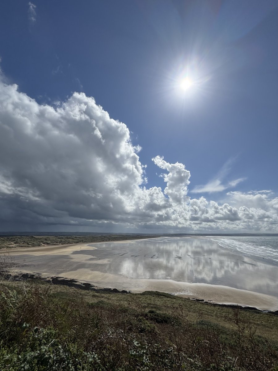 InfoCombeMartin's tweet photo. Backed by the UNESCO-protected Braunton Burrows dune system, Saunton Sands is a 3.5 mile stretch of golden sand located between Braunton &amp; Croyde on the North Devon Coast #surfing #dogfriendly #UNESCO #beach #NorthDevon #Saunton https://t.co/R03RxRGgkc