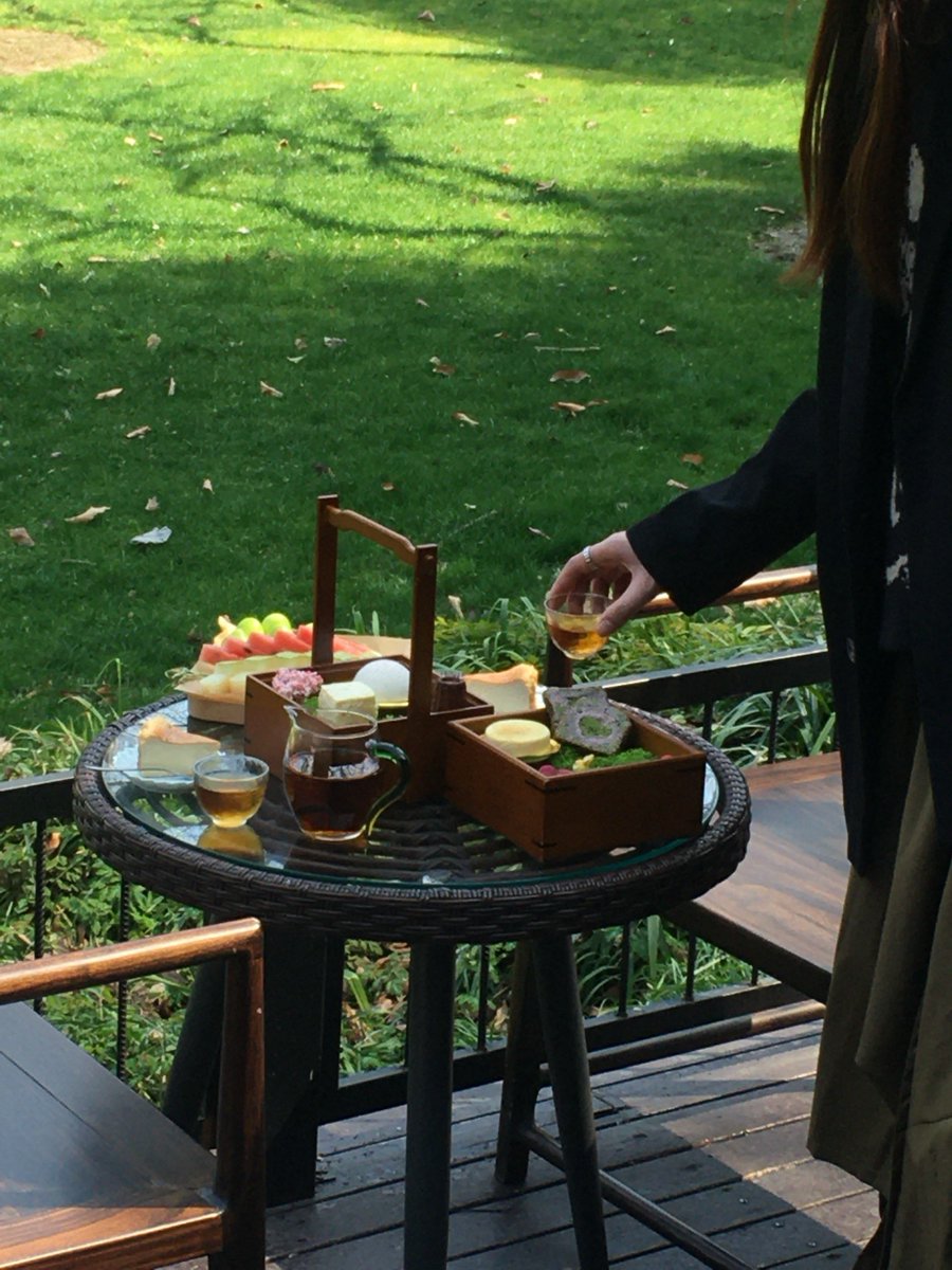 ramirezdiego13's tweet photo. Stopped by my neighbor Ms. Li’s porch this morning with a plate of homemade lemon cookies—she lent me her gardening shears last week! Neighbors make small days feel so warm, love this little neighborhood vibe. https://t.co/ihrHhETZya