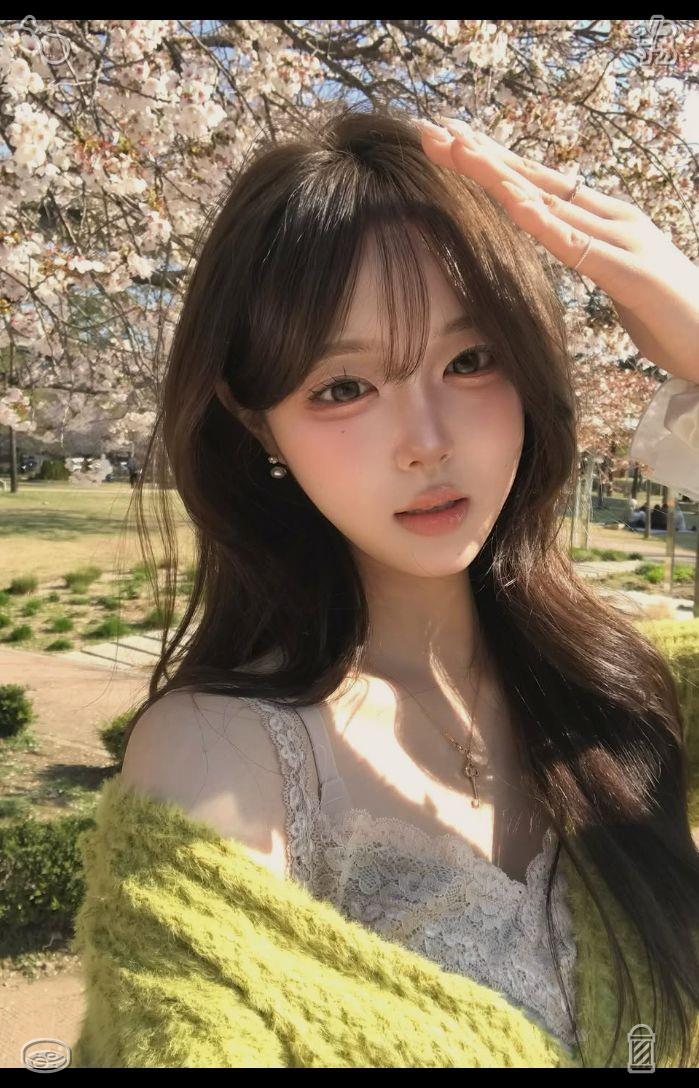 deziberia's tweet photo. While Lila was engrossed in her novel and enjoying her beverage, she spotted a young girl at the neighboring table, peering at her notebook with evident fascination. The child, around ten years old, had pigtails and a wide grin, and clutched a vanilla-flavored bubble tea. Sudden https://t.co/l5LNZQT26A