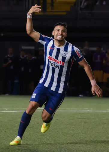 Sargheto's tweet photo. JUAN PABLO II COLLEGE 1 - ALIANZA LIMA 1
ASÍ LOS VIMOS:

Alianza Lima: Duarte (3); Advíncula (5), Garcés (5), Díaz (6), Huamán (6); Pavez (5), Gaibor (4), Vélez (3), Gentile (4), E. Castillo (6), Girotti (4).

Entraron con puntaje: Carbajal (4), Cantero (5), Ramos (3), Burlamaqui (4).

✅ CUMPLIERON

Huamán (6): No hizo un partido para guardar en la memoria, pero cumplió. Y en este Alianza, donde tantas veces falta claridad, eso ya es bastante. Fue la salida más limpia por su sector, pasó con criterio y ofreció permanentemente la cancha ancha que el ataque necesita. Le faltó justeza en los centros, es cierto, pero atrás no sufrió. Alianza necesita recuperar al Huamán del Apertura: cuando él pasa, el equipo ensancha la cancha y respira. ✅

Díaz (6): Jugó donde debe jugar y se notó. Firme en el duelo, seguro con la pelota, No perdió prácticamente ningún mano a mano y mostró que tiene pie para iniciar desde atrás. Un golpe en la cabeza terminó antes de tiempo con su partido. Mientras estuvo, fue defensor. Y pareció defensor. No es poca cosa. ✅

E. Castillo (6): Saca petróleo de las pocas pelotas que sus compañeros consiguen hacerle llegar en condiciones. Es, quizá, el único que viene sosteniendo su nivel partido tras partido ✅

❌ PAQUETES

Duarte (3): El arquero de colegio pituco: disciplinado, aplicado, responsable y seguramente el primero en llegar al entrenamiento. El problema es que el arco no premia la buena conducta. En las salidas muestra una deficiencia técnica preocupante: despega con los pies casi clavados al piso, no ocupa espacio con el cuerpo y tampoco saca los codos como los sacaría un arquero con más malicia. Una vez puede ser un error; cuando la escena empieza a repetirse, ya no es accidente: es característica. Y a un arquero las características malas se las cobran con goles. ❌❌❌

Vélez (3): Tiene una virtud que termina convirtiendo en defecto: quiere hacer demasiado. Recibe, encara, vuelve a encarar, agrega una maniobra más y, cuando finalmente consigue desprenderse de la pelota, ya está apurado. Busca el pase de gol aun cuando la jugada pide simplemente tocar y continuar. Así se transforma en una máquina de perder pelotas. Metió una buena asistencia, sí, pero fue una excepción dentro de un partido pobre. Hace rato que está en deuda. Su mejor argumento para seguir jugando parece ser uno bastante triste para Alianza: no hay quién lo sustituya.❌❌❌❌