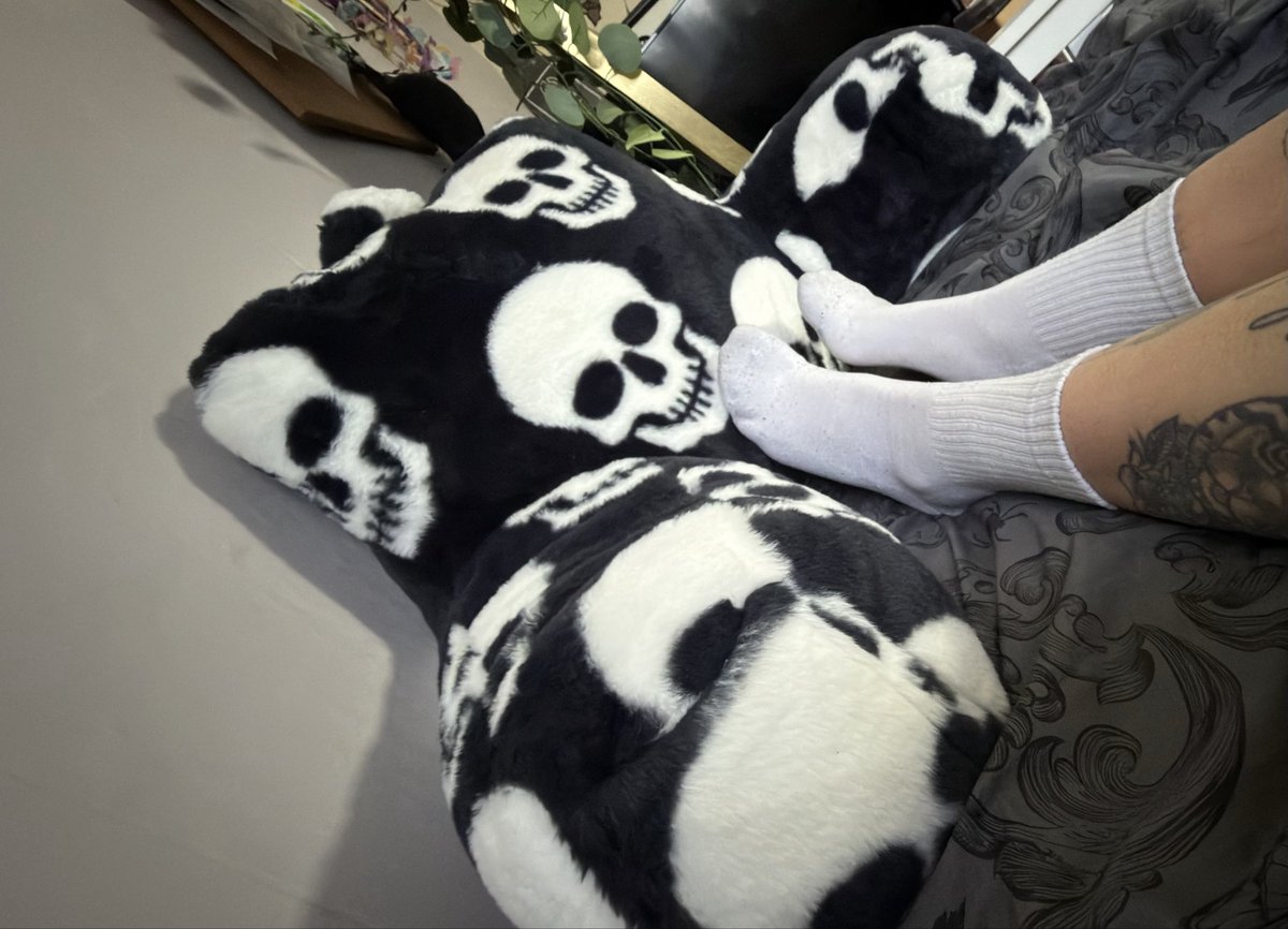 MayLouise4you's tweet photo. Been sweating bad in these socks, nice and dirty 😍 who wants them ??? 

#feetfetish #feetworship #feet #feetandfindom #feetfindom #feetfemale #feetpov #paypig #goddess #humanatm #soles #findom #findomme https://t.co/QBpcbdWGT9