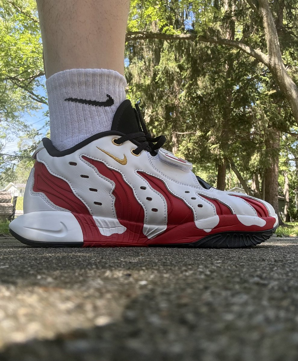 therealjshoes's tweet photo. This sneaker has not received nearly enough love. I do not always like hybrids, but what Nike has done with the LeBron 21 is excellent. (Nike LeBron 21, Prime 96 colorway) #KOTD #YourSneakersAreDope #TeachersWithKicks @nike @nikestore @KingJames @DeionSanders https://t.co/6kB9iOIGS6