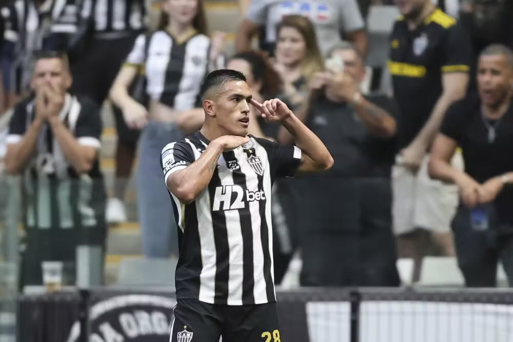 CentralDoCAM's tweet photo. ⚠️ AGORA!

Cuello balança com a proposta do CSKA, da Rússia, e o Galo estuda negociar o atacante por 15 milhões de euros (R$ 90 milhões), mas também entende que o argentino seria uma grande perda esportiva na temporada.

Financeiramente, o salário oferecido pelo clube russo ao jogador seria considerado “irrecusável”.

O atleta ficou balançado com os valores.

🗞️ @geglobo | @izabelabaetta | @ppedrospinelli | @Lafaetevaz 
📸 Gilson Lobo/AGIF