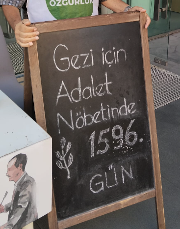 ZaferArapkirli's tweet photo. BİNBEŞYÜZDOKSANALTI GÜN

İnsan yazarken - söylerken bile yorulur. 
Tam 1,596 gündür tutsak, Gezi Direnişçileri.

Can Atalay
Tayfun Kahraman
Mine Özerden
Çiğdem Mater
Osman Kavala.

On milyonlarca insanın şanlı, onurlu, toplu itiraz dalgasını örgütlemek ve  önderlik etmekle suçlandılar. Oysa ki, herkes o günlerde aynı hissiyatla çıktı meydanlara. Bedeli onlara ödetiyorlar. Üstelik hukuk filan dinlemeden. 

Gezi tutsakları onurumuzdur. 
#ZindanlarBoşalsın
#CanAtalayaÖzgürlük
#ÇiğdemMatereÖzgürlük
#TayfunKahramanaÖzgürlük
#MineÖzerdeneÖzgürlük
#OsmanKavalayaÖzgürlük

Adalet Nöbeti Mimarlar Odası'nda sürüyor. 
Bugün 1,596'ncı gün.