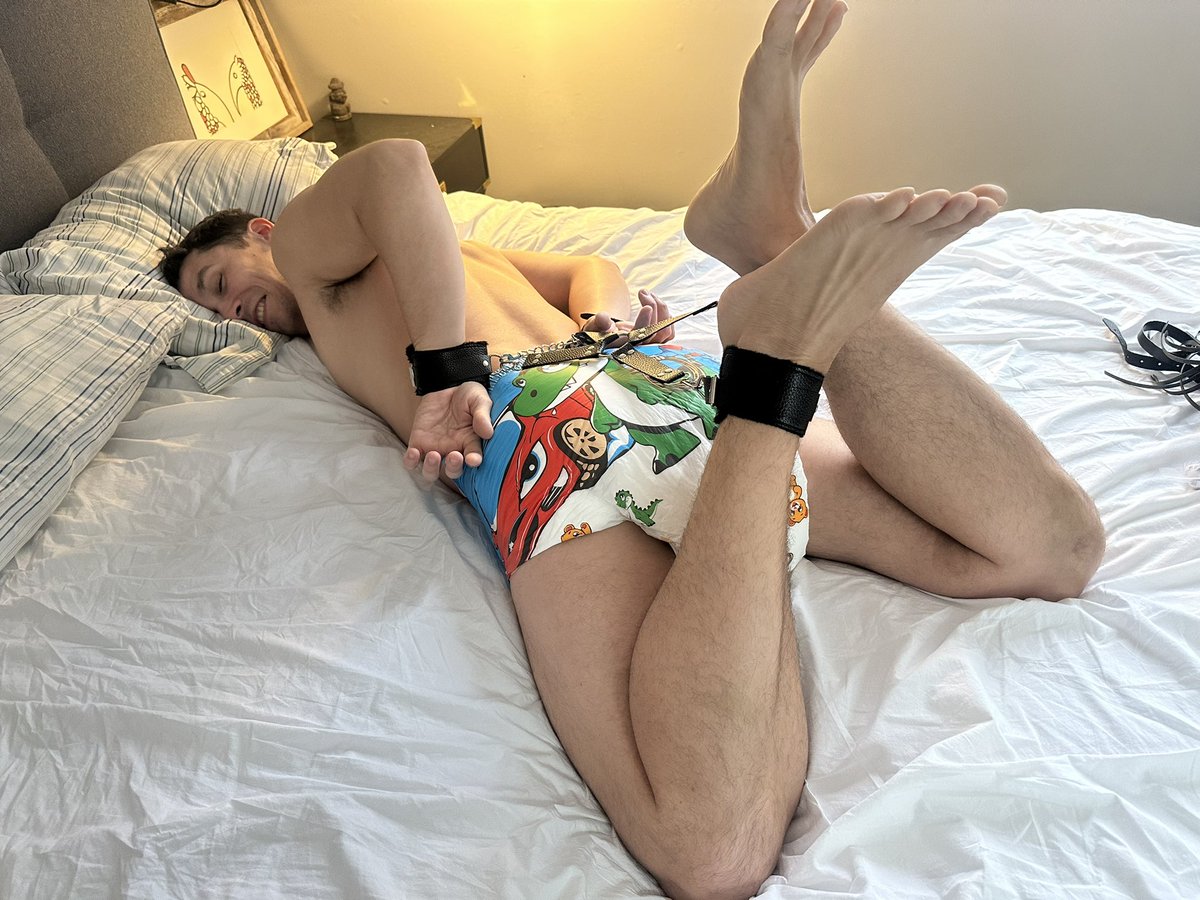 JackDaley88's tweet photo. Daddy tied me up in my soaked diaper. So embarassing😅 #diaperboy #gaydiaper #abdl #gayabdl #diapercommunity #diaperporn https://t.co/QyxWMC5gAx