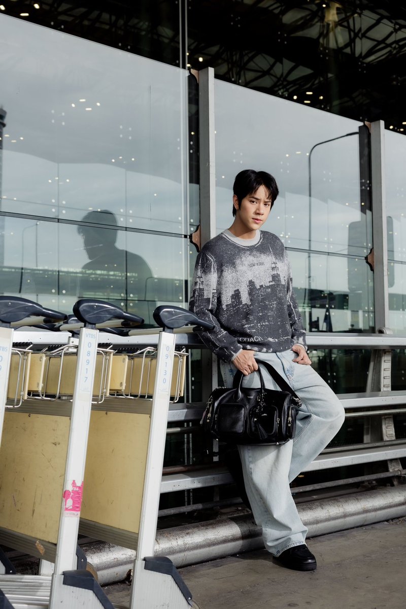 eleva_official's tweet photo. ส่องลุคของ “นนน กรภัทร์” @mynameisnanon Friend of Coach Southeast Asia เตรียมออกเดินทางสู่มหานครนิวยอร์ก เพื่อร่วมชม Coach Spring 2027 ณ New York Fashion Week ที่จะจัดขึ้นในวันที่ 10 กันยายนนี้ เวลา 6.30 น. ตามเวลาประเทศไทย
#CoachNY
#CoachSpring2027
#mynameisnanon
#ÉLEVA https://t.co/n5REiJWDMN