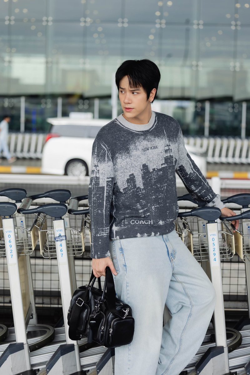 eleva_official's tweet photo. ส่องลุคของ “นนน กรภัทร์” @mynameisnanon Friend of Coach Southeast Asia เตรียมออกเดินทางสู่มหานครนิวยอร์ก เพื่อร่วมชม Coach Spring 2027 ณ New York Fashion Week ที่จะจัดขึ้นในวันที่ 10 กันยายนนี้ เวลา 6.30 น. ตามเวลาประเทศไทย
#CoachNY
#CoachSpring2027
#mynameisnanon
#ÉLEVA https://t.co/n5REiJWDMN