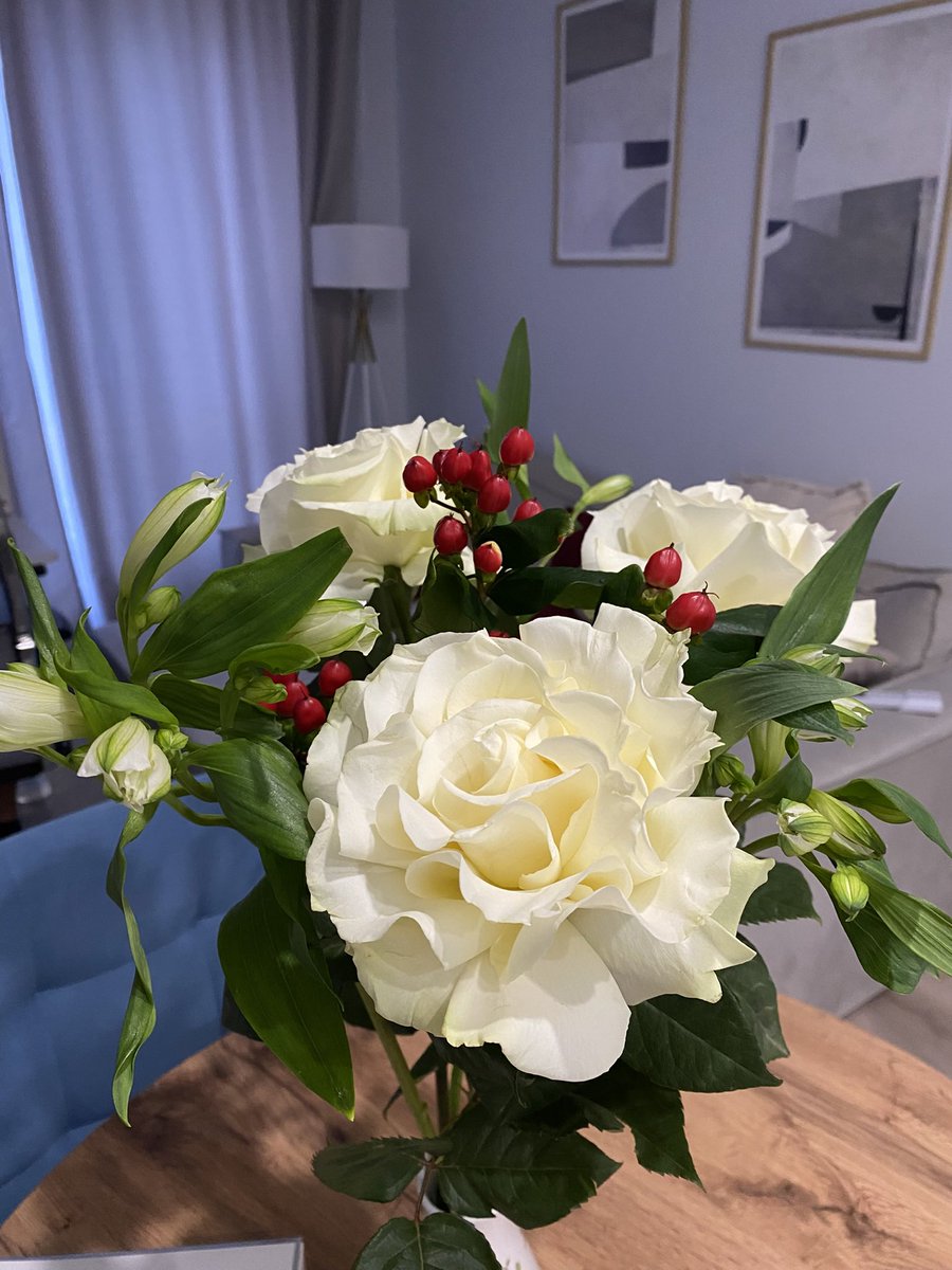 Unfortunately_I's tweet photo. Старается, чтобы я не грустила в Москве ♥️ https://t.co/SLsOb0eg0O