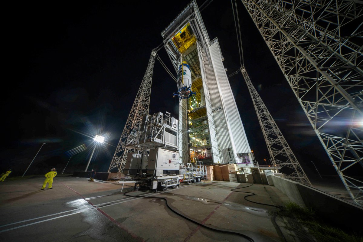 RevesdEspace's tweet photo. 🚀🛰️ Les satellites Flex et Sentinel-3C, sous la coiffe, sont arrivés au pas de tir. La coiffe a été hissée au sommet de #VegaC.
Décollage prévu de #VV30 le 15 septembre à 1h21 UTC
📷 ESA - M. Pédoussaut https://t.co/FRhLzJ0uN6