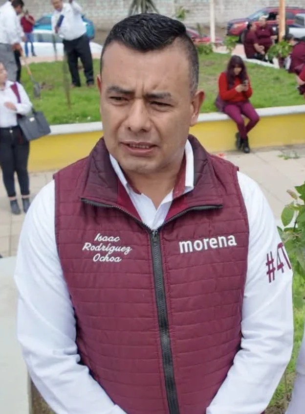 MLopezSanMartin's tweet photo. 🚨 Cae alcalde de Morena en Puebla

Como parte del Operativo Enjambre, detuvieron a Isaac Rodríguez, alcalde de Esperanza, junto con su hermano y la exdirectora de Seguridad

Los vinculan con una red de robo, extorsión y secuestro en la carretera Puebla-Veracruz https://t.co/ghjWyhY0D2