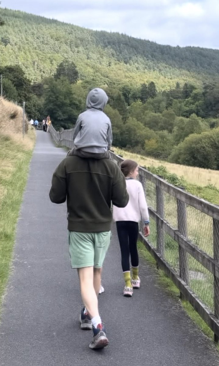 thinkerCoxx's tweet photo. MOMENTO FAMILIA!!!!!

Charlie Cox acampando com sua Familia na Irlanda durante a pausa das gravações de Kin https://t.co/wXYy25m8nr